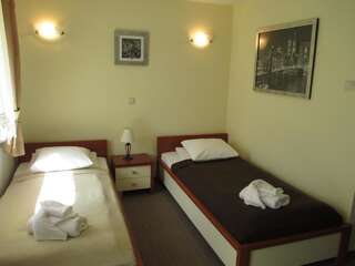 Отель U Szelca Кросно Двухместный номер с 1 кроватью или 2 отдельными кроватями-1